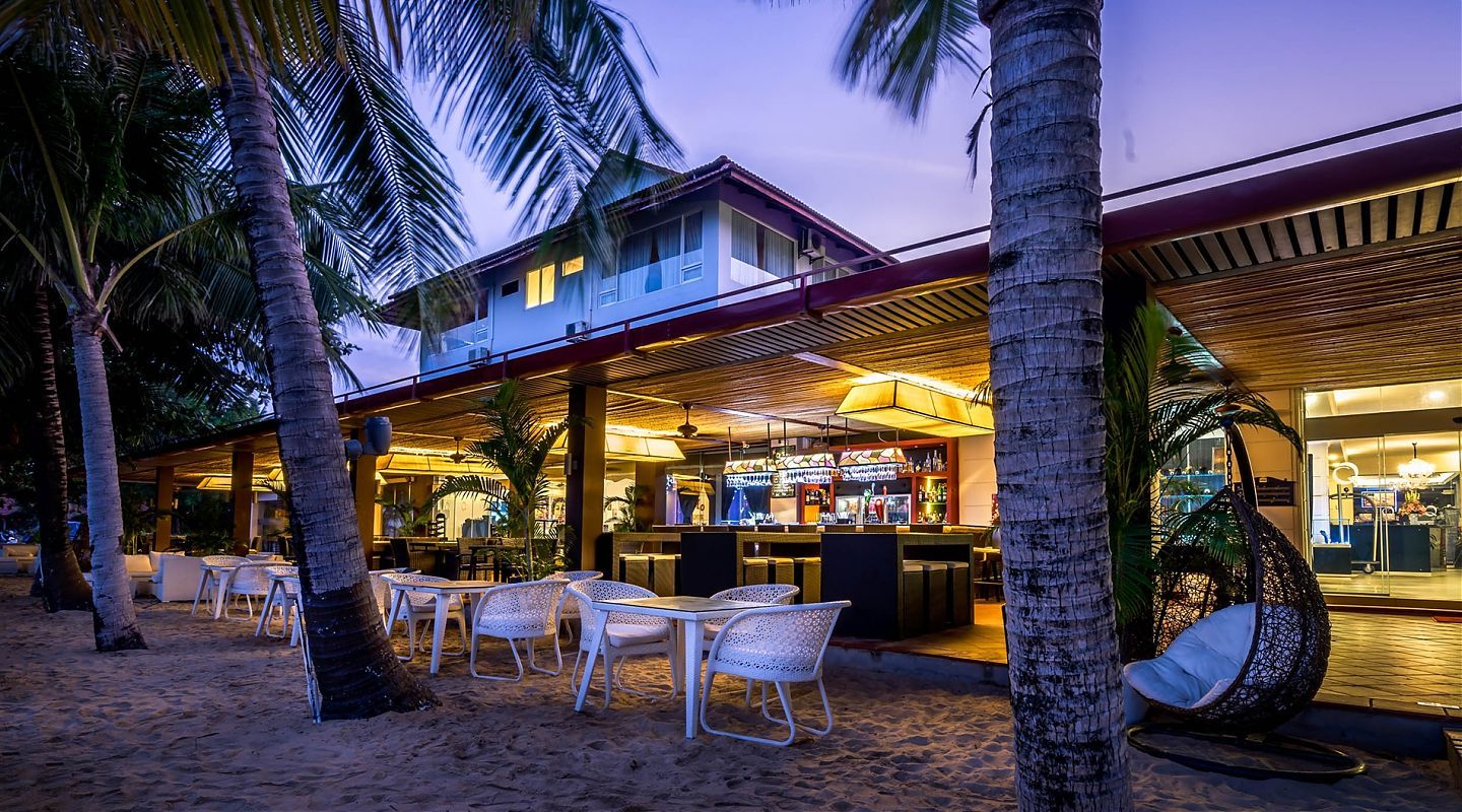 DINING ON THE SHORE